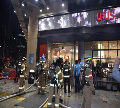 서울중부소방서는 26일 오후 9시 32분께 서울 동대문디지인플라자 인근 한 쇼핑몰 출입구에서 합선으로 보이는 화제가 발생했다고 밝혔다. <서울 중부소방서 제공>